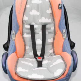 Sitzauflage für Babyschalen  von „Maxi Cosi“ , Wolken auf grau
