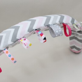 Bügelbezug für Ihren Buggy mit Bändchen  ,Zig-Zag grau/rosa/weiß