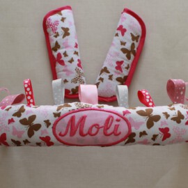 Bügelbezug mit passenden Gurtpolstern, mit Namen bestickt ,Schmetterlinge, rosa/taupe “