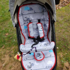 Sitzauflage mit passenden Gurtpolstern,Schnallenpolster und Bügelbezug für “Joie ” ,Tiere auf grau /Frottee rot