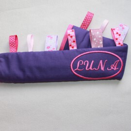 Bügelbezug mit Namen bestickt , lila/pink